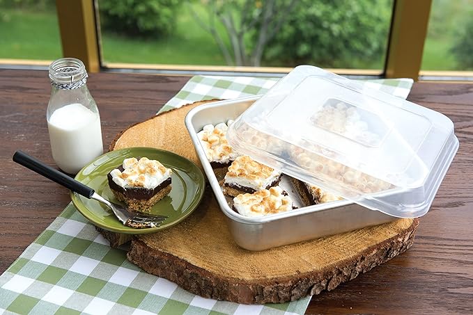 9 x 9 Inch Aluminum Square Cake Pan with Lid | High-Sided Baking Pan with BPA-Free Plastic Cover | Ideal for Cakes, Brownies, Bakes, and Transporting Treats
